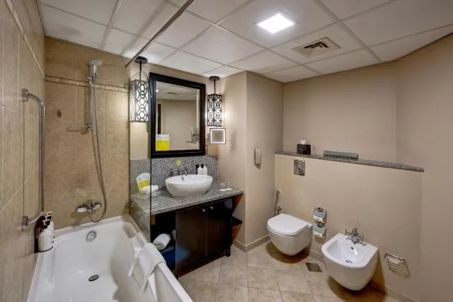  Holiday Inn Dubai Al Barsha, an IHG Hotel - picture  : Bathroom,Bathroom,Property 
