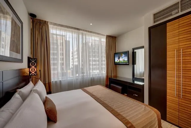  Holiday Inn Dubai Al Barsha, an IHG Hotel - picture  : TV/entertainment centre,Bed,Bedroom,Property 
