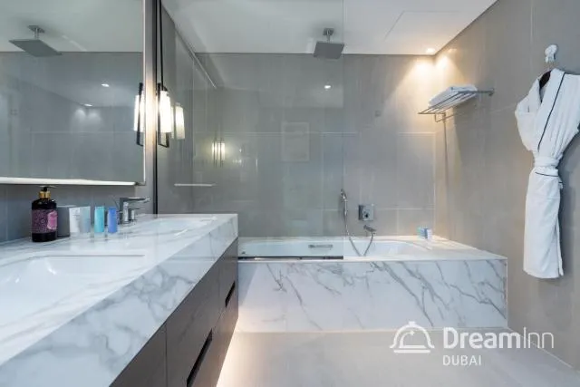  Dream Inn Apartments - Address Beach Residence Fujairah - picture  : Kitchen/kitchenette,Bathroom,Bathroom,Property 