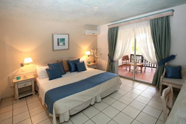  Northshore Seaside Suites - picture  : Bed,Photo of the whole room,Room 