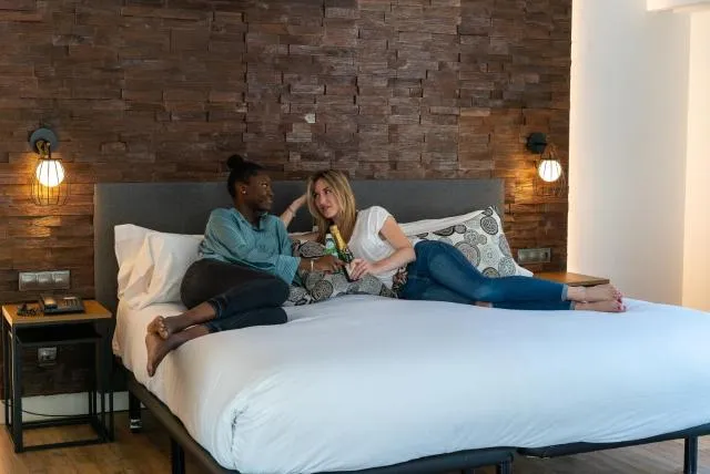  Yomo Centric - picture  : People,Property 