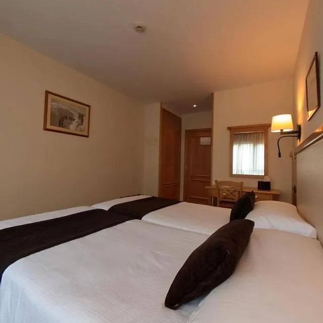  Hotel Meta - picture  : Bed,Photo of the whole room,Room 