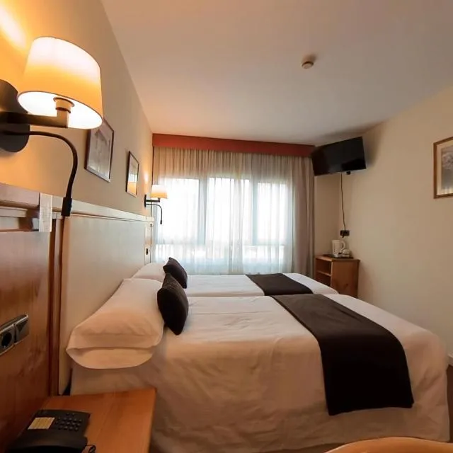  Hotel Meta - picture  : Bed,Photo of the whole room,Room 