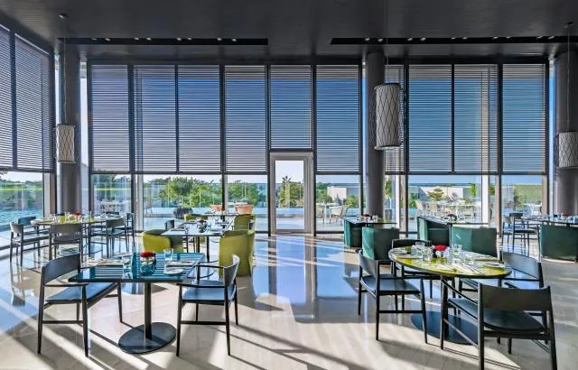  The Oberoi Beach Resort, Al Zorah - picture  : Toilet,Restaurant/places to eat,Property 