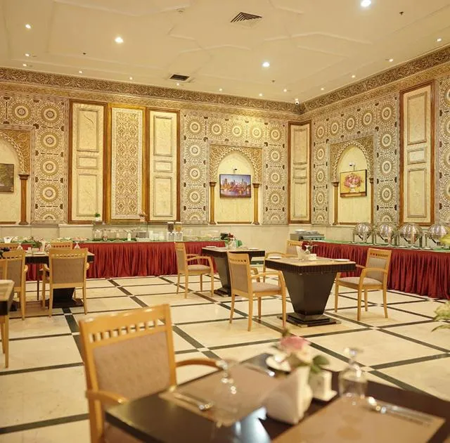  Crown Palace Hotel - picture  : Toilet,Restaurant/places to eat,Property 