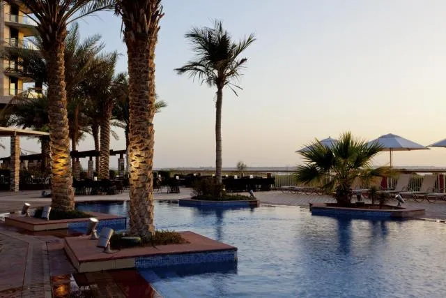  Park Inn by Radisson Abu Dhabi Yas Island - picture  : Swimming pool,Swimming pool,Property 