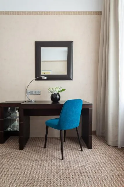  Hotel Polonia Palace - picture  : Seating area,TV/entertainment centre,Photo of the whole room,Room 