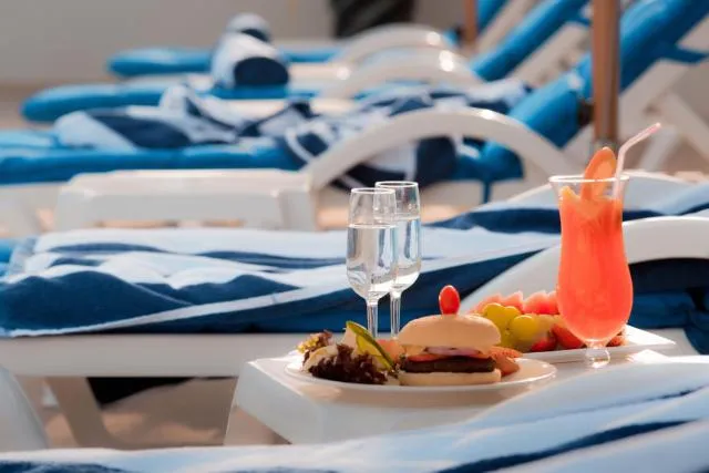  Signature Hotel Al Barsha - picture  : Swimming pool,Property 