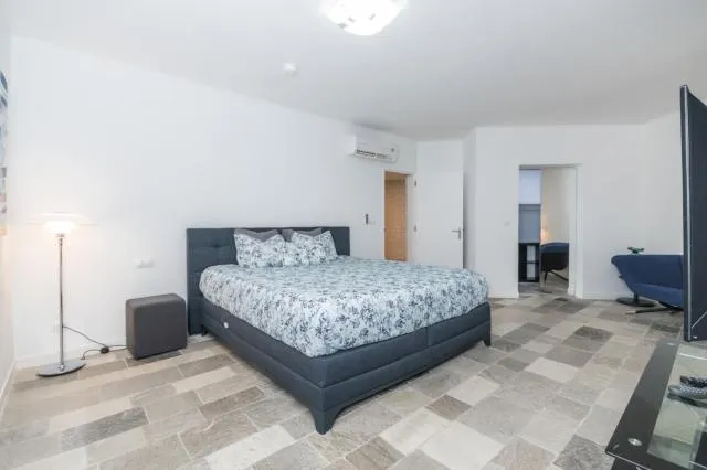  Majestic Retreat Five-Bedroom Estate - picture  : Bed 