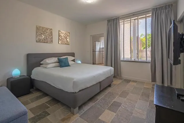  Majestic Retreat Five-Bedroom Estate - picture  : Bed 