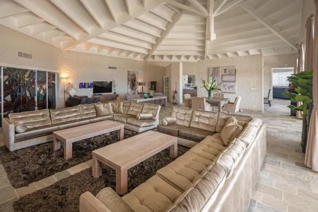  Majestic Retreat Five-Bedroom Estate - picture  : Seating area 