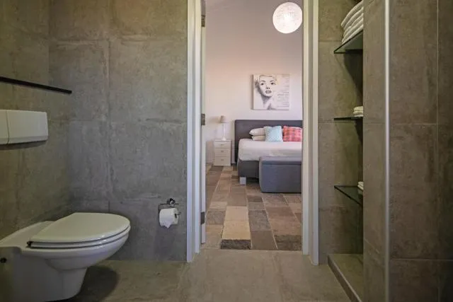  Majestic Retreat Five-Bedroom Estate - picture  : Bathroom 