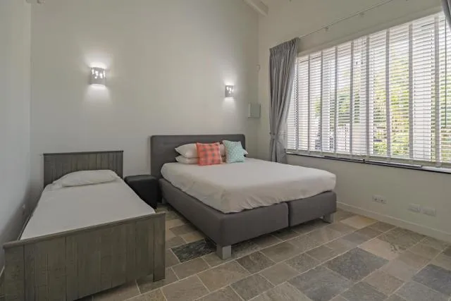  Majestic Retreat Five-Bedroom Estate - picture  : Bed 