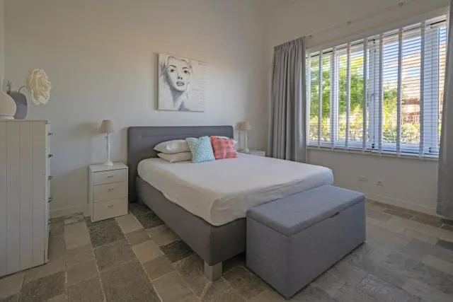  Majestic Retreat Five-Bedroom Estate - picture  : Bed 