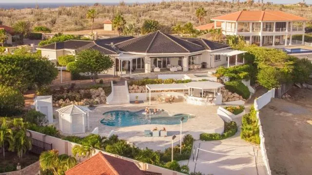  Majestic Retreat Five-Bedroom Estate - picture  : Pool view 