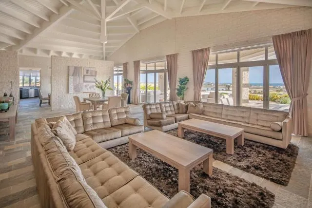  Majestic Retreat Five-Bedroom Estate - picture  : Seating area 