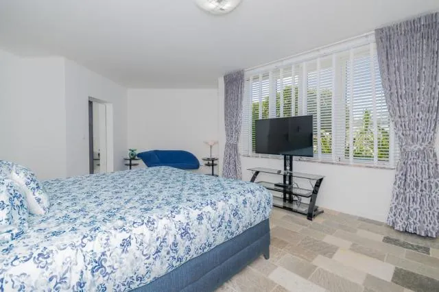  Majestic Retreat Five-Bedroom Estate - picture  : Bed 