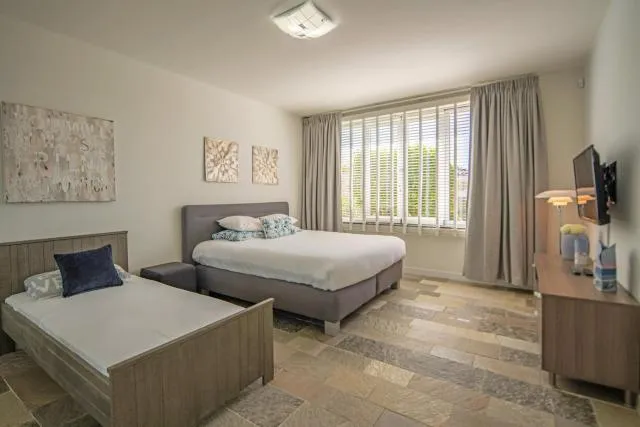  Majestic Retreat Five-Bedroom Estate - picture  : Bed 