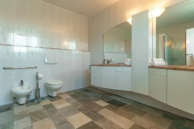  Majestic Retreat Five-Bedroom Estate - picture  : Bathroom 