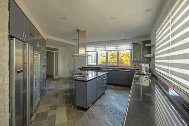  Majestic Retreat Five-Bedroom Estate - picture  : Kitchen/kitchenette 