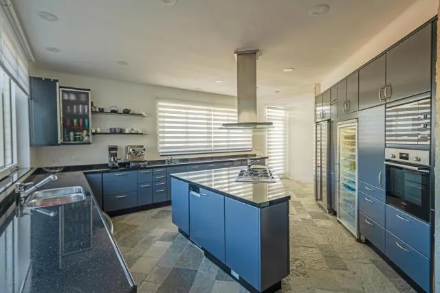  Majestic Retreat Five-Bedroom Estate - picture  : Kitchen/kitchenette 