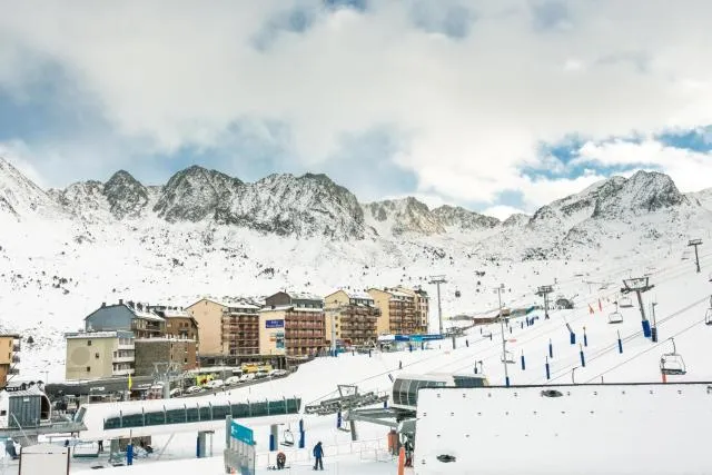  Velasquez Pedrous - picture  : Shower,Property building,Natural landscape,Mountain view,Property 