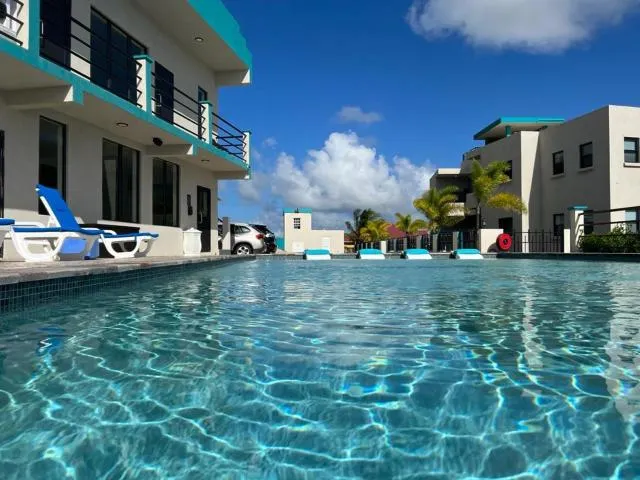  Hillsboro Suites & Residences Condo Hotel, St Kitts - picture  : Swimming pool,sunbed,Property 