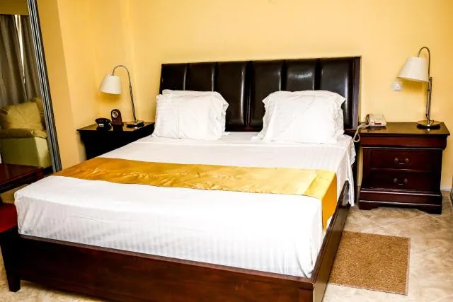  Brisotel - Beira Mar - photo  : Immeuble immobilier,Restaurant/endroits où manger,Lit,Lit,Télévision et multimédia,Photo de toute la pièce,Chambre à coucher,Piscine,Petit-déjeuner,casier,sûr,Propriété,Chambre 