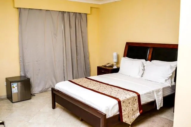  Brisotel - Beira Mar - photo  : Lit,Lit,Télévision et multimédia,Photo de toute la pièce,Chambre à coucher,Piscine,Petit-déjeuner,casier,four,cuisine,Propriété,Chambre 