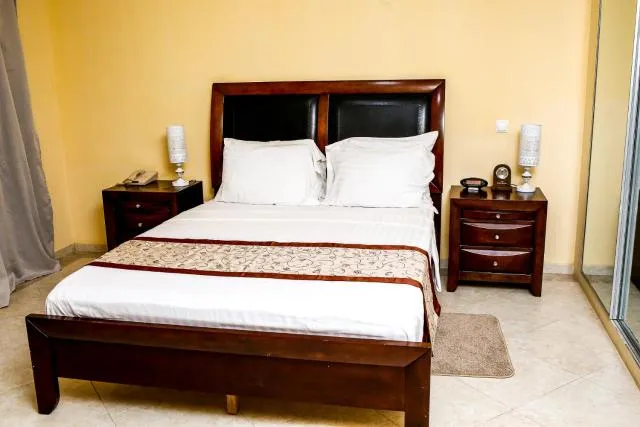  Brisotel - Beira Mar - photo  : Immeuble immobilier,Restaurant/endroits où manger,Lit,Lit,Télévision et multimédia,Photo de toute la pièce,Chambre à coucher,Piscine,Petit-déjeuner,casier,sûr,Propriété,Chambre 