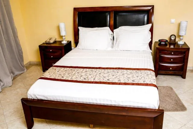  Brisotel - Beira Mar - photo  : Immeuble immobilier,Restaurant/endroits où manger,Lit,Lit,Photo de toute la pièce,Chambre à coucher,Piscine,Petit-déjeuner,casier,four,Propriété,Chambre 