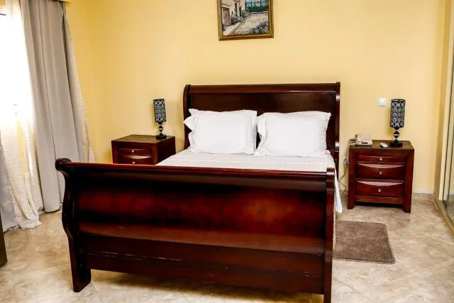  Brisotel - Beira Mar - photo  : Immeuble immobilier,Lit,Lit,Télévision et multimédia,Vue (depuis la propriété/la chambre),Photo de toute la pièce,Chambre à coucher,Piscine,Petit-déjeuner,Vue sur rue calme,chauffage,ascenseur,ascenseur,Propriété,Chambre 