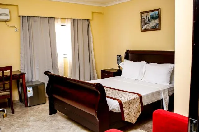  Brisotel - Beira Mar - photo  : Immeuble immobilier,Restaurant/endroits où manger,Lit,Lit,Télévision et multimédia,Photo de toute la pièce,Zone assise,Chambre à coucher,Piscine,Petit-déjeuner,chauffage,casier,sûr,climatiseur,Propriété,Chambre 