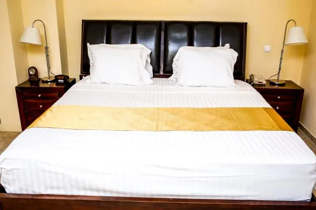  Brisotel - Beira Mar - photo  : Immeuble immobilier,Restaurant/endroits où manger,Lit,Lit,Jacuzzi,Télévision et multimédia,Photo de toute la pièce,Chambre à coucher,Vue sur la mer,Piscine,Petit-déjeuner,casier,Propriété,Chambre 