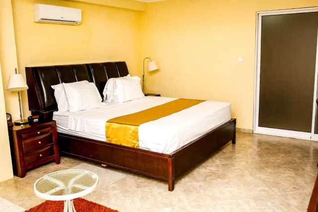  Brisotel - Beira Mar - photo  : Douche,Immeuble immobilier,Restaurant/endroits où manger,Lit,Lit,Jacuzzi,Télévision et multimédia,Vue (depuis la propriété/la chambre),Photo de toute la pièce,Des équipements d'affaires,Chambre à coucher,Vue sur la mer,Piscine,Petit-déjeuner,Boissons non alcoolisées,Bain en plein air,bidet,casier,climatiseur,Propriété,Chambre 