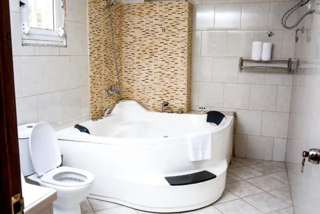  Brisotel - Beira Mar - photo  : Toilettes,Salle de bain,Jacuzzi,Salle de bain,Bain,les serviettes,Propriété 