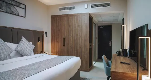  Hotel Holiday International - picture  : Bed,TV and multimedia,Property 