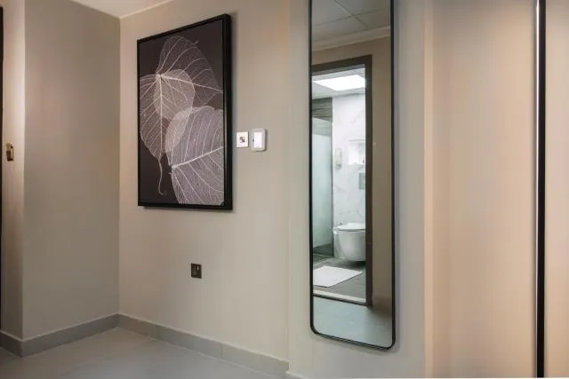  Hotel Holiday International - picture  : Bathroom,Living room,room service,Property 