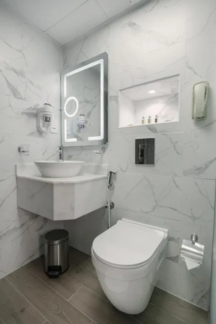  Hotel Holiday International - picture  : Toilet,Bathroom,Property 