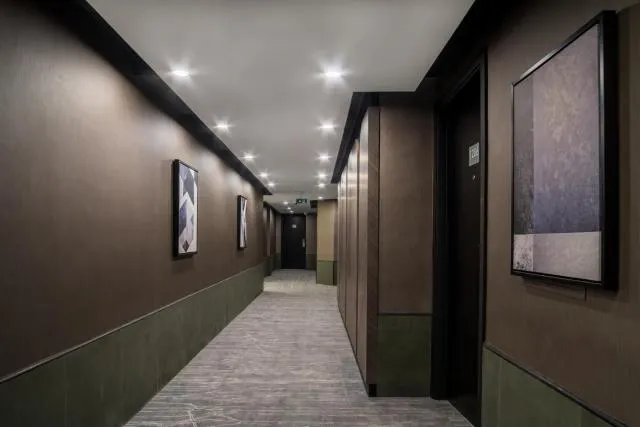  Hotel Holiday International - picture  : Property building,Guests,Property 