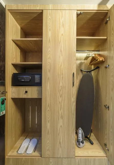  Hotel Holiday International - picture  : Kitchen/kitchenette,Bathroom,safe,Property 