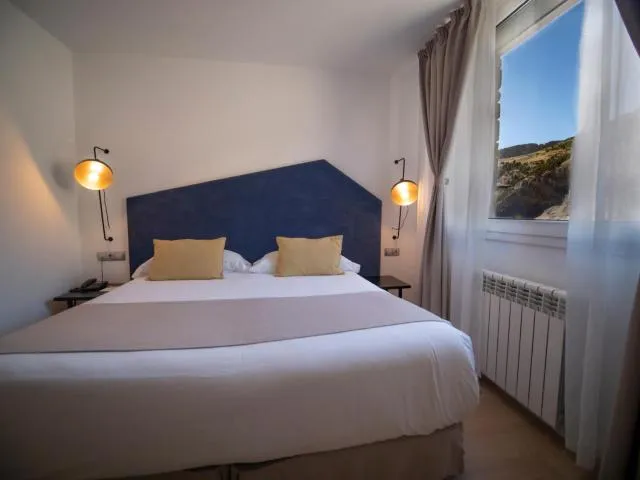  Hotel Roc Meler - picture  : Bed,Bed,Mountain view,Property,Room 