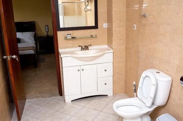  Brisotel - Beira Mar - photo  : Douche,Toilettes,Immeuble immobilier,Restaurant/endroits où manger,Salle de bain,Lit,Salle de bain,Télévision et multimédia,Photo de toute la pièce,Chambre à coucher,Piscine,Petit-déjeuner,chauffage,casier,four,les serviettes,ascenseur,ascenseur,Propriété,Chambre 