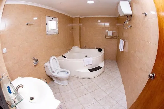  Brisotel - Beira Mar - photo  : Toilettes,Salle de bain,Salle de bain,Photo de toute la pièce,Vue sur la cour intérieure,Bain,bidet,chauffage,casier,les serviettes,Propriété,Chambre 