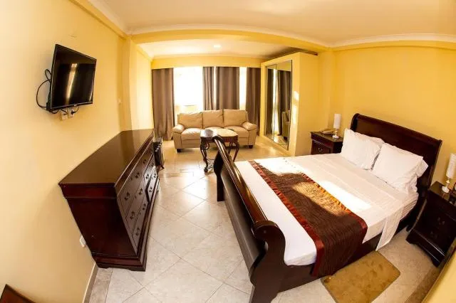  Brisotel - Beira Mar - photo  : Immeuble immobilier,Restaurant/endroits où manger,Zone assise,Lit,Télévision et multimédia,Photo de toute la pièce,Animations en soirée,Piscine,Petit-déjeuner,coiffeur,ascenseur,ascenseur,Propriété,Chambre 