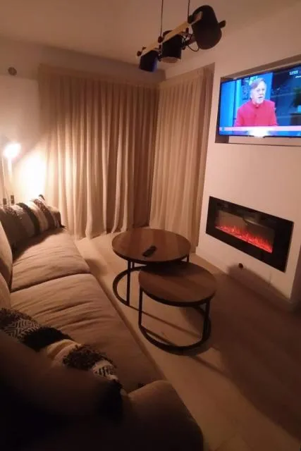  TARTER 25 - picture  : Seating area,TV/entertainment centre,Bed 