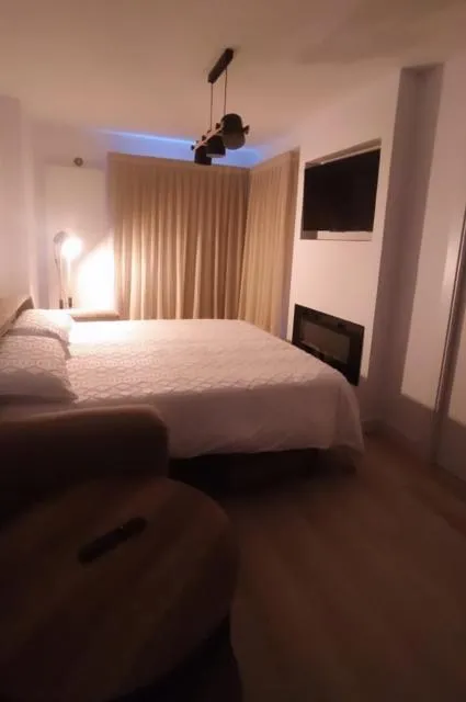  TARTER 25 - picture  : TV/entertainment centre,Bed 