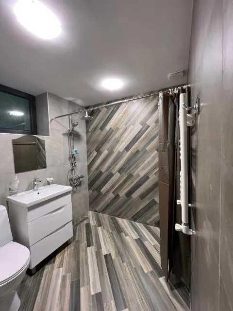  SeventeenCottage - picture  : Shower,Toilet,Bathroom,TV/entertainment centre,Bathroom,Property 