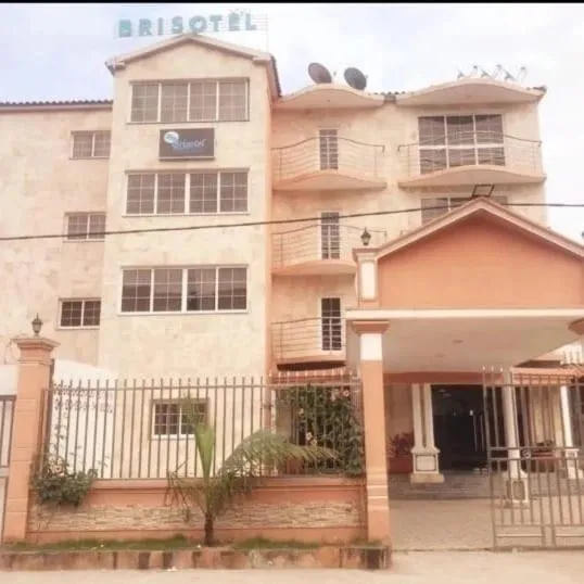  Brisotel - Beira Mar - photo  : Immeuble immobilier,Restaurant/endroits où manger,Immeuble immobilier,jour,Piscine,Petit-déjeuner,Propriété 