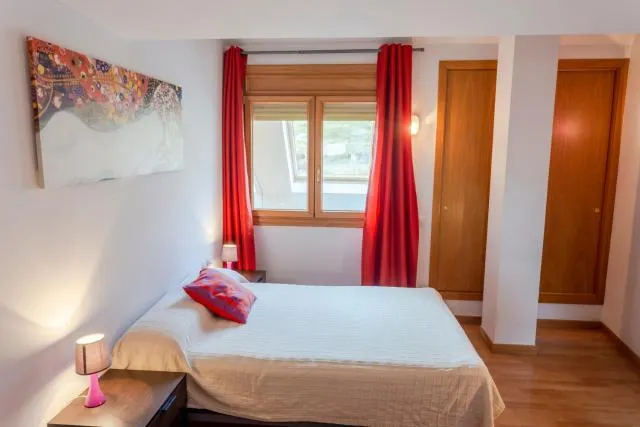  Nuria Pedrous - photo  : Lit,Chambre à coucher,Propriété 